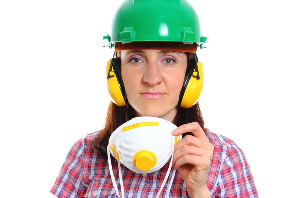Donna con maschera protettiva indossando casco e cuffie — Foto Stock