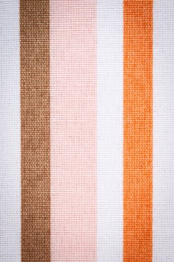 Arka plan olarak renkli çizgili masa örtüsü