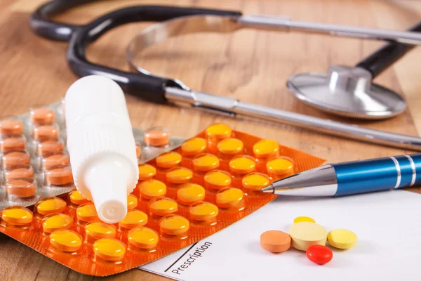 Medische pillen, tabletten of aanvullingen met voorschrift en stethoscoop, gezondheidszorg concept — Stockfoto