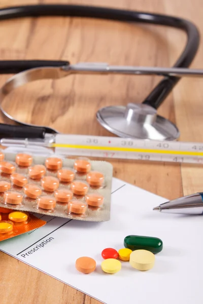 Pil medis, tablet atau suplemen dengan resep, termometer dan stetoskop, konsep layanan kesehatan — Stok Foto