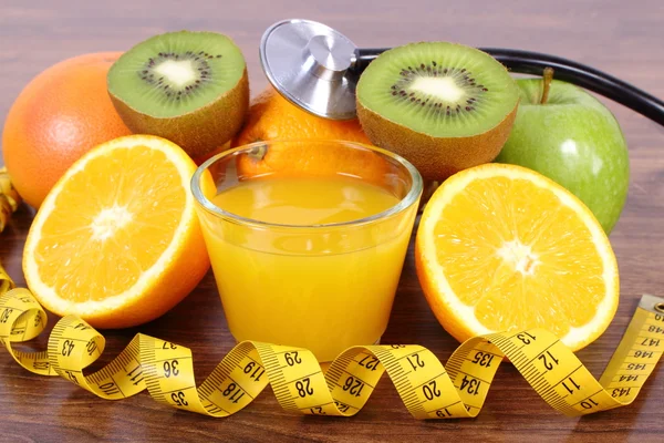 Estetoscopio, frutas frescas, zumo y centímetro, estilos de vida saludables y nutrición —  Fotos de Stock