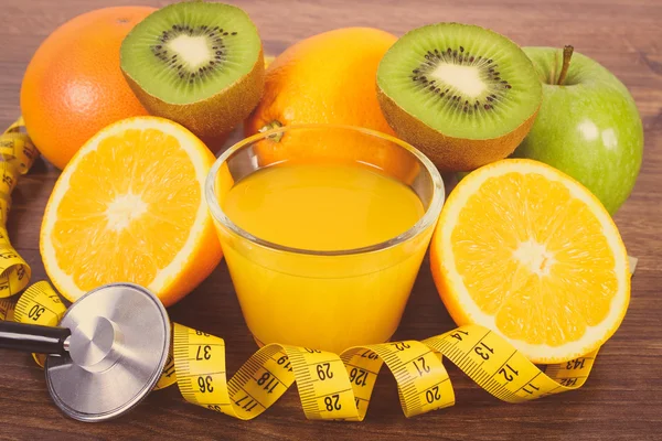 Stetoscopio, frutta fresca, succo e centimetro, stili di vita sani e nutrizione — Foto Stock