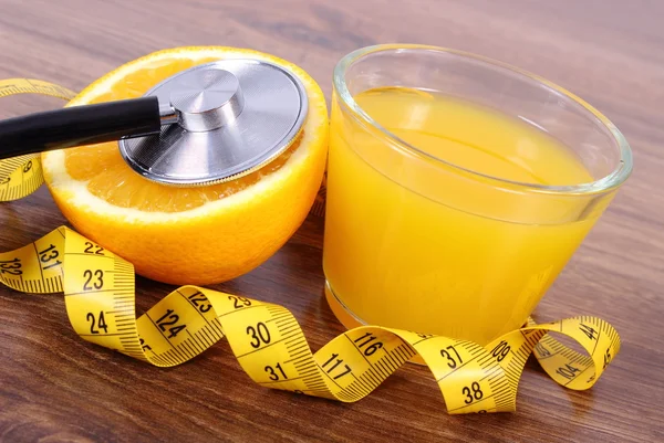 Estetoscopio, naranja fresca, jugo y cinta métrica, estilos de vida saludables y nutrición —  Fotos de Stock