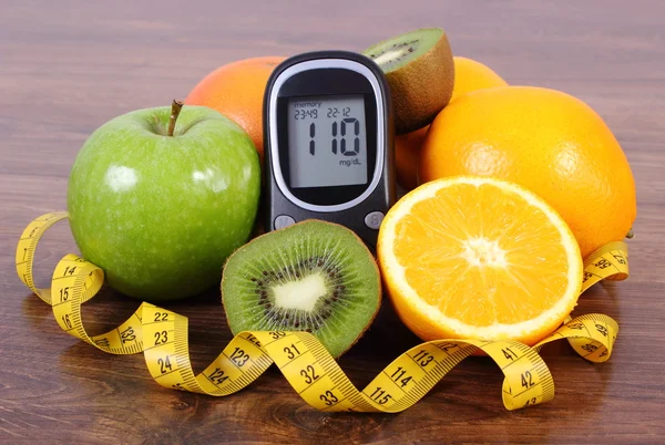 Glucosímetro con frutas frescas y centímetros, estilos de vida y nutrición para la diabetes —  Fotos de Stock