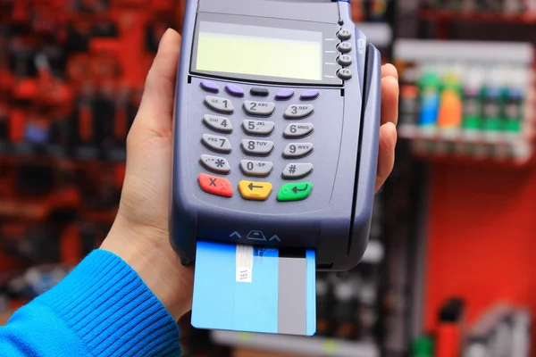 Betalen met credit card in een elektrische winkel, finance concept — Stockfoto