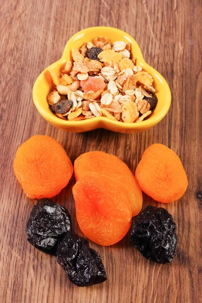 Frutos secos e muesli na tigela, conceito de nutrição saudável e aumento do metabolismo — Fotografia de Stock