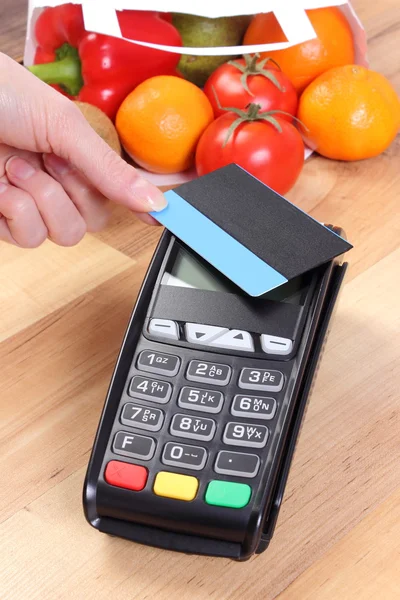 Betaalterminal met contactloze creditcard, fruit en groenten, cashless betalen om te winkelen — Stockfoto