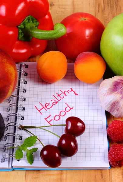 Frutta e verdura con taccuino, dimagrimento e cibo sano — Foto Stock
