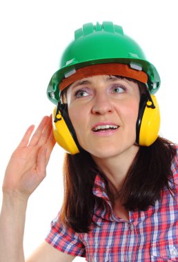 Koruyucu kask ve kulaklıklar giyen kadın