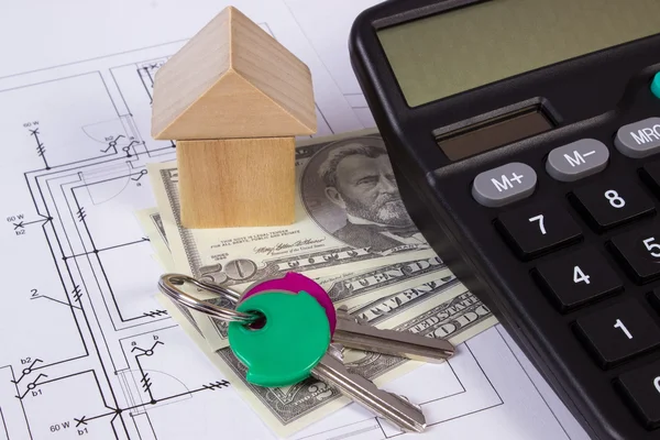 Casa de bloques de madera y monedas dólar con calculadora en dibujo de construcción, concepto de casa de construcción — Foto de Stock
