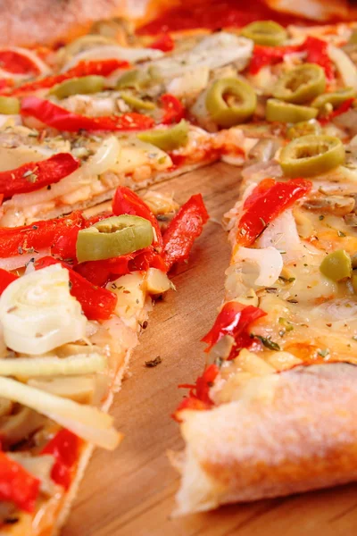 Italienische vegetarische Pizza auf Holzoberfläche — Stockfoto