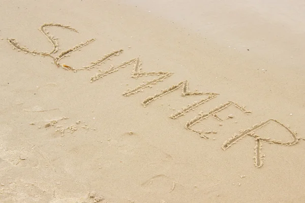 海でビーチで砂に描かれた夏 — ストック写真