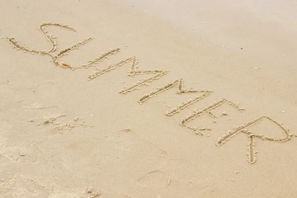 Été dessiné sur le sable à la plage par la mer — Photo