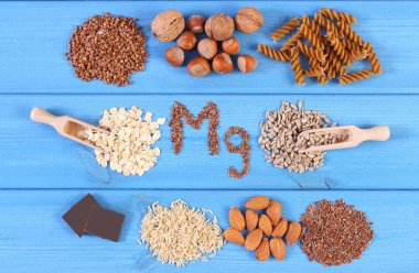 Doğal maddeler ve magnezyum ve diyet lifi, sağlıklı beslenme içeren ürünler