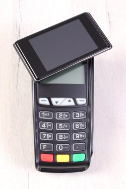 Ödeme terminal ve cep telefonu ile Nfc teknoloji, alışveriş ya da ürünler için ödeme Nakitsiz
