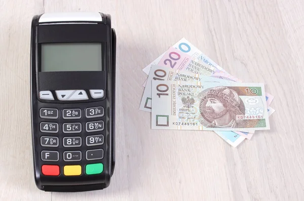 Платежный терминал, считыватель кредитных карт с польскими деньгами, безналичная оплата покупок или продуктов — стоковое фото
