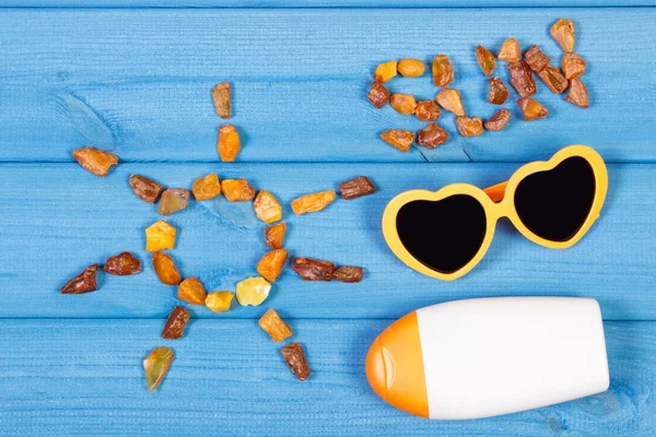 Forma de sol con palabra sol hecho de piedras ámbar y accesorios para las vacaciones, hora de verano —  Fotos de Stock