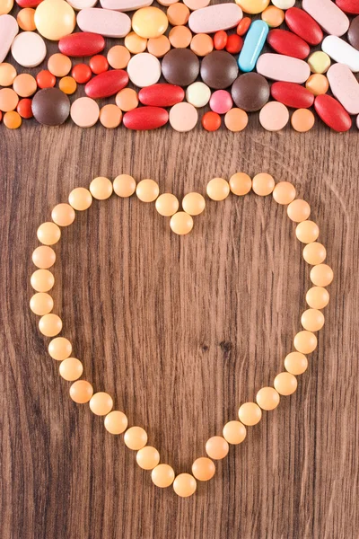 Pillole e capsule mediche a forma di cuore, concetto di assistenza sanitaria — Foto Stock