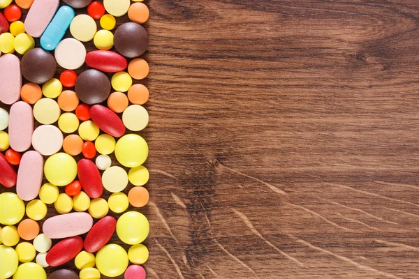 Pilules et capsules médicales colorées, concept de soins de santé, espace de copie pour le texte — Photo