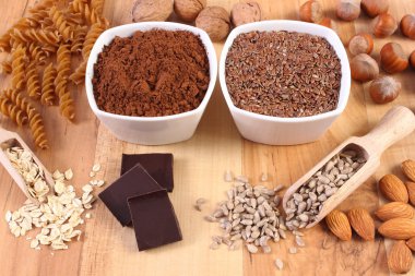 Doğal maddeler ve magnezyum ve diyet lifi, sağlıklı beslenme içeren ürünler