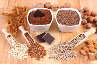 Doğal maddeler ve magnezyum ve diyet lifi, sağlıklı beslenme içeren ürünler