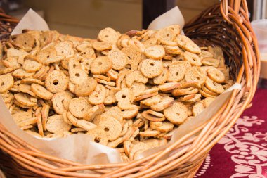 Simit hasır sepet içinde fiş