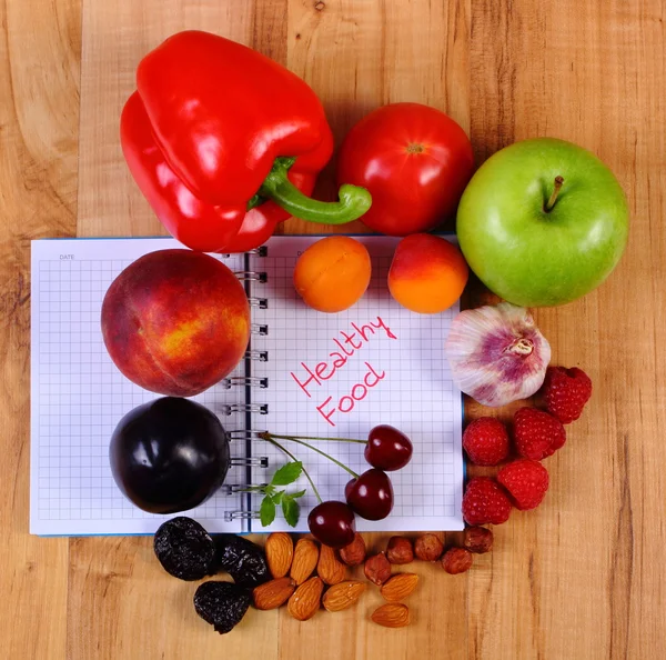 Frutas y verduras con cuaderno, adelgazamiento y alimentos saludables —  Fotos de Stock