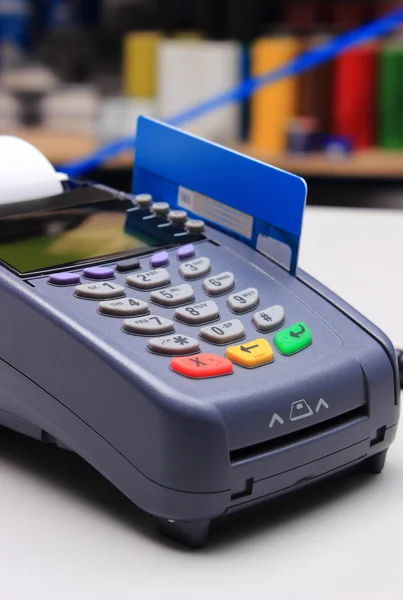 Betaalterminal met credit card op Bureau in winkel — Stockfoto