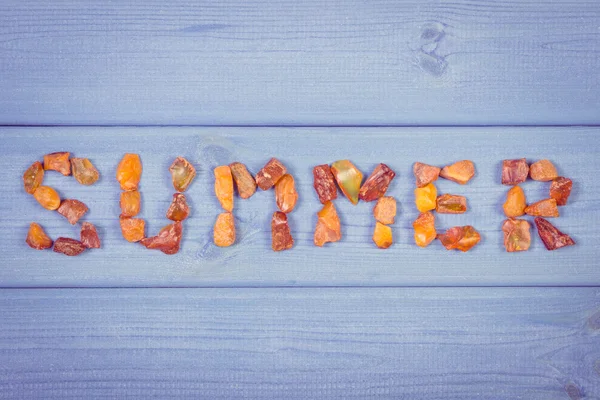 Jahrgangsfoto, Wort Sommer aus Bernstein auf Brettern, Sommerzeit — Stockfoto