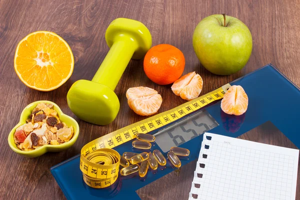 Mezura, tablet, halter, meyve, müsli, zayıflama kavramı ile dijital ölçek