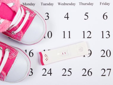 Hamilelik testi pozitif sonuç ve Bebek Patiği bebek için bekliyor takvimde