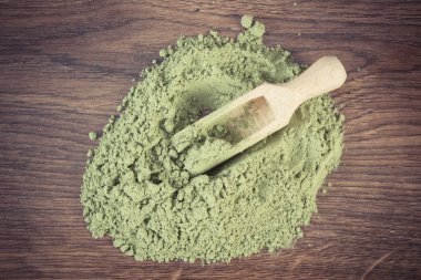 Vintage fotoğraf, ahşap arka plan üzerinde kepçe ile genç toz arpa Yığını, vücut detoks