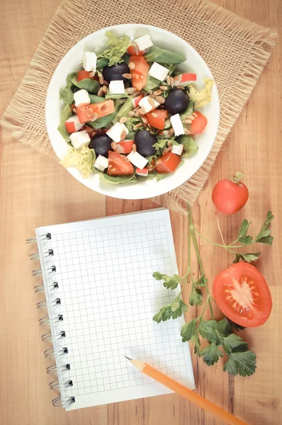 Vintage φωτογραφία, ελληνική σαλάτα με λαχανικά και σημειωματάριο για σημειώσεις, υγιεινής διατροφής — Φωτογραφία Αρχείου