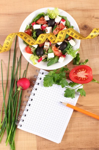 Salada grega fresca com legumes, centímetro e bloco de notas para escrever notas, nutrição saudável e conceito de emagrecimento — Fotografia de Stock