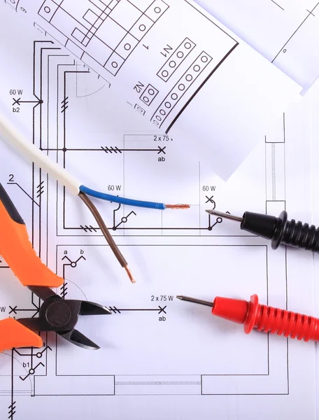 Cables de multímetro, alicates, alambre eléctrico y dibujo de construcción — Foto de Stock