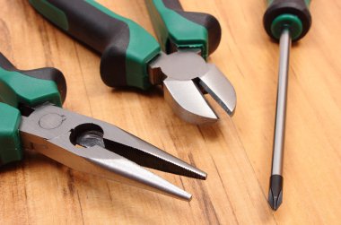 Ahşap yüzeyde, teknoloji mühendisi araçların çalışma