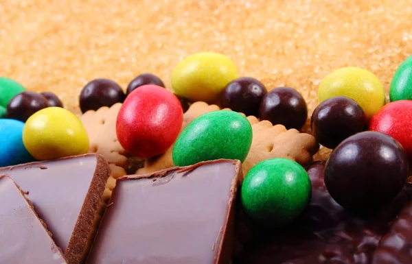 Una gran cantidad de dulces y caña de azúcar morena, alimentos poco saludables — Foto de Stock