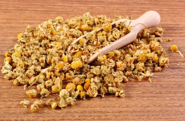 Ahşap masa, alternatif tıp üzerinde kurutulmuş papatya