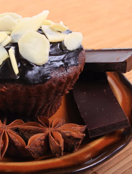 Muffins assados com pedaços de chocolate e anis — Fotografia de Stock