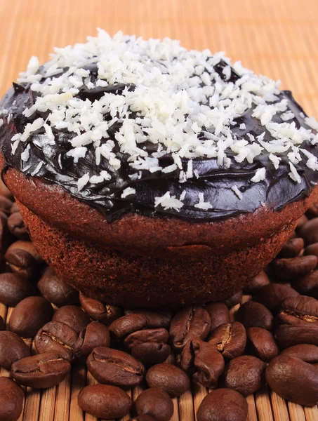 Muffins de chocolate com coco dessecado e grãos de café — Fotografia de Stock