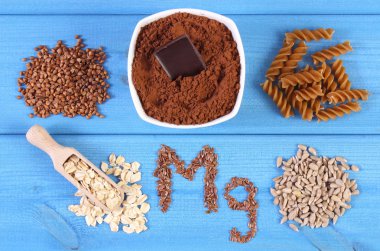 Doğal maddeler ve magnezyum ve diyet lifi, sağlıklı beslenme içeren ürünler
