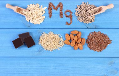 Doğal maddeler ve magnezyum ve diyet lifi, sağlıklı beslenme içeren ürünler