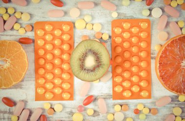 Vintage Fotoğraf, doğal meyve ve hap, sağlıklı beslenme ve takviyeleri arasında seçim