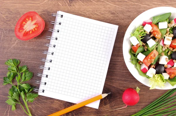 Insalata greca fresca con verdure e blocco note per scrivere note, nutrizione sana — Foto Stock