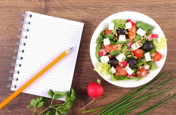 Świeża sałatka grecka z warzyw i notatnik do pisania notatek, zdrowe odżywianie — Zdjęcie stockowe
