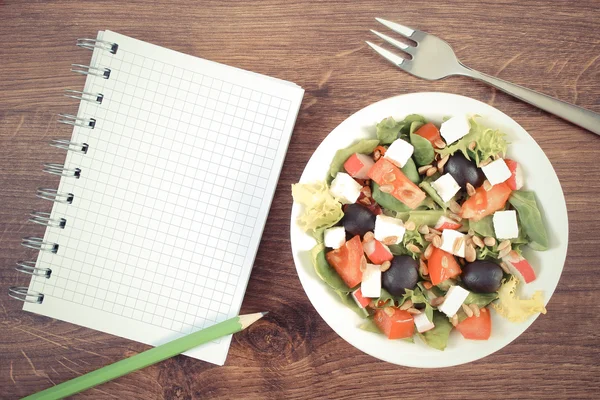 Vintage φωτογραφία, φρέσκια σαλάτα με λαχανικά και σημειωματάριο για συγγραφή σημειώσεων, υγιεινή διατροφή — Φωτογραφία Αρχείου