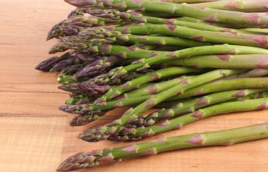 Ahşap yüzey, sağlıklı yeme üzerine yeşil kuşkonmaz