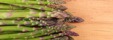 Ahşap yüzey, sağlıklı yeme üzerine yeşil kuşkonmaz