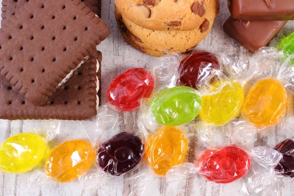 Montón de dulces y galletas de colores, demasiados dulces — Foto de Stock