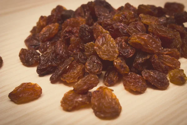 Photo vintage, Raisins marron sur table en bois, manger sainement — Photo
